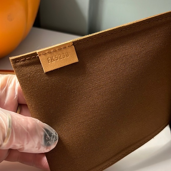 New Louis Vuitton Petit Sac Plat. Product ID: M69442. Material&Color: Monogram. - Picture 9 of 16